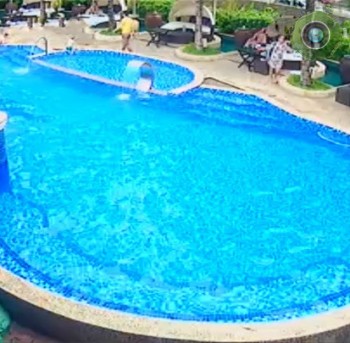 У бассейна «Story Beach Club» в Нячанге