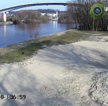 Вид на пляж за пішохідним мостом