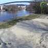 Вид на пляж за пішохідним мостом