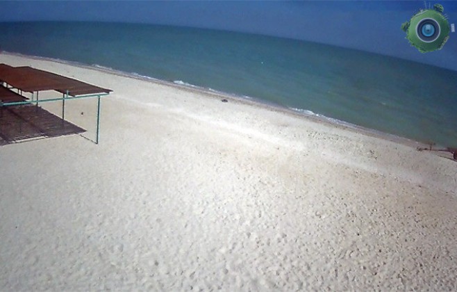 На пляже базы отдыха «Згода» в Кирилловке на Федотовой косе
