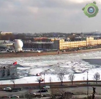 С видом на Аэролифт на Пироговской набережной Санкт-Петербурга