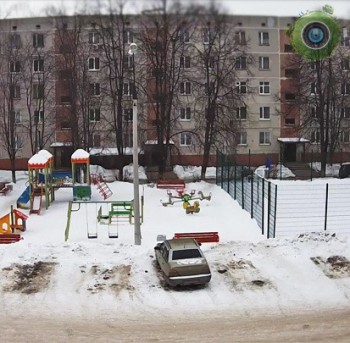 У детской площадки на Садовой улице, 20