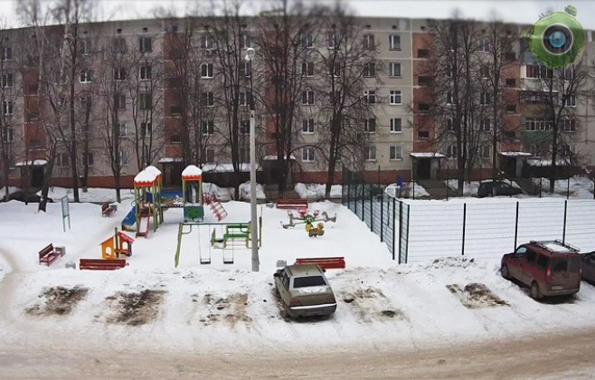 У детской площадки на Садовой улице, 20