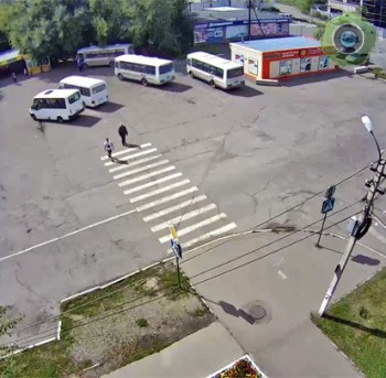 У остановки «Кристалл» в Бийске