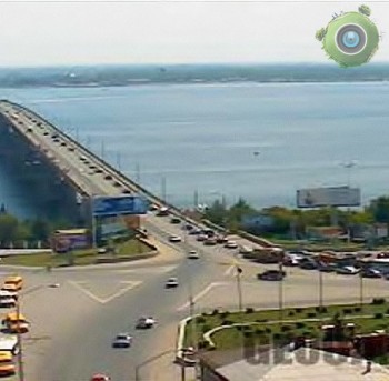 Показывает мост «Саратов-Энгельс»