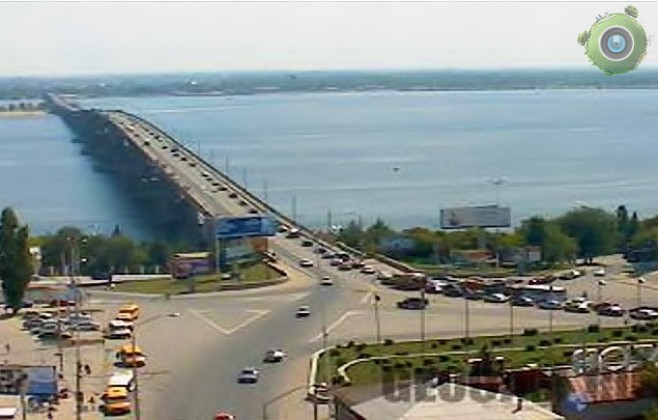 Показывает мост «Саратов-Энгельс»