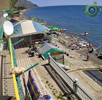 На пляже гостевого дома «Джелип» (Морское, Крым)
