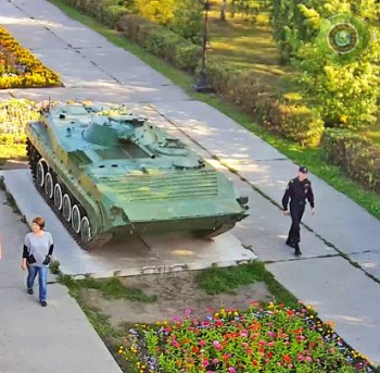 У «БМП-1» в Парке Победы в Бийске