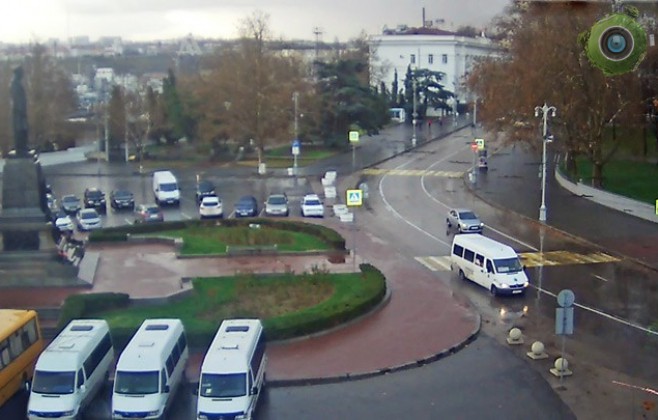 На площади Нахимова в сторону улицы Ленина