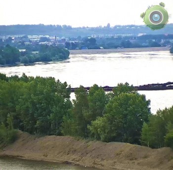 Вид на Понтонный мост Бийска с улицы Георгия Прибыткова